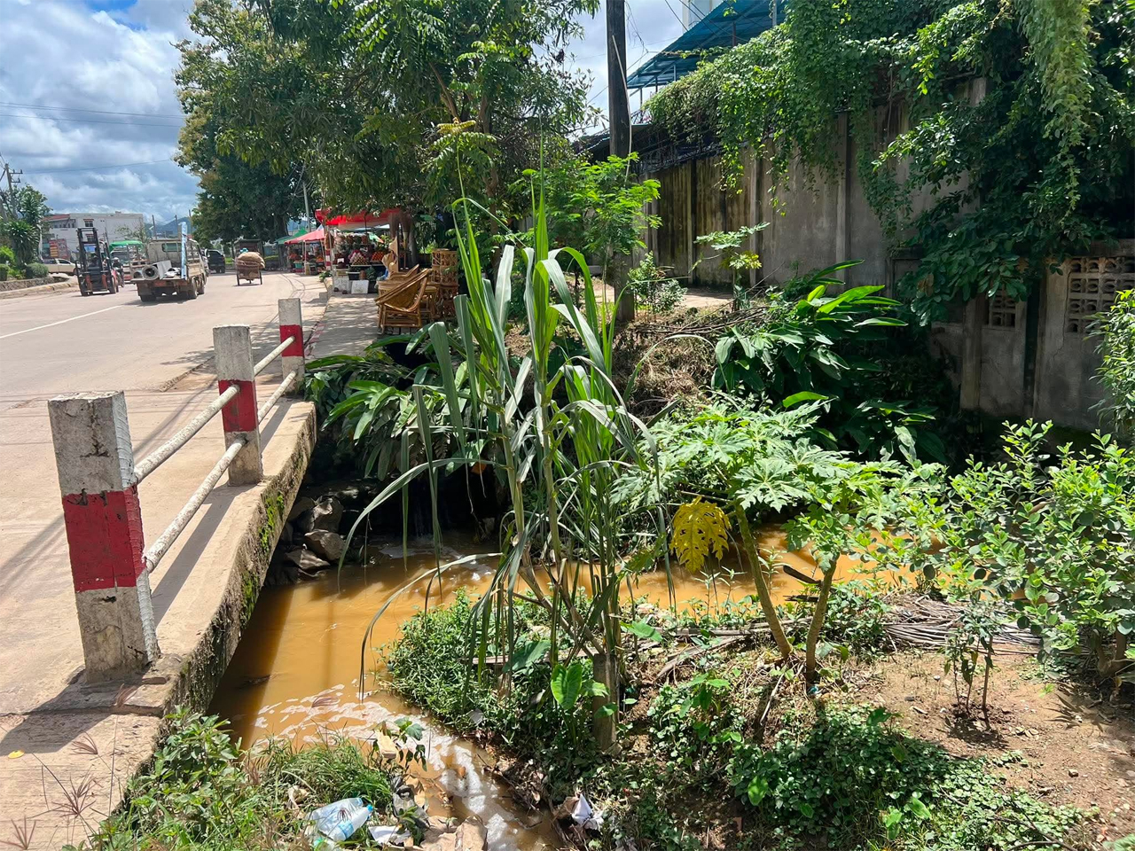 ဟုန်လုံဈေးနှင့် ကျွန်းတောလမ်းကြားရှိ ရေမြောင်းမှ အနံ့ဆိုးထွက်‌နေ