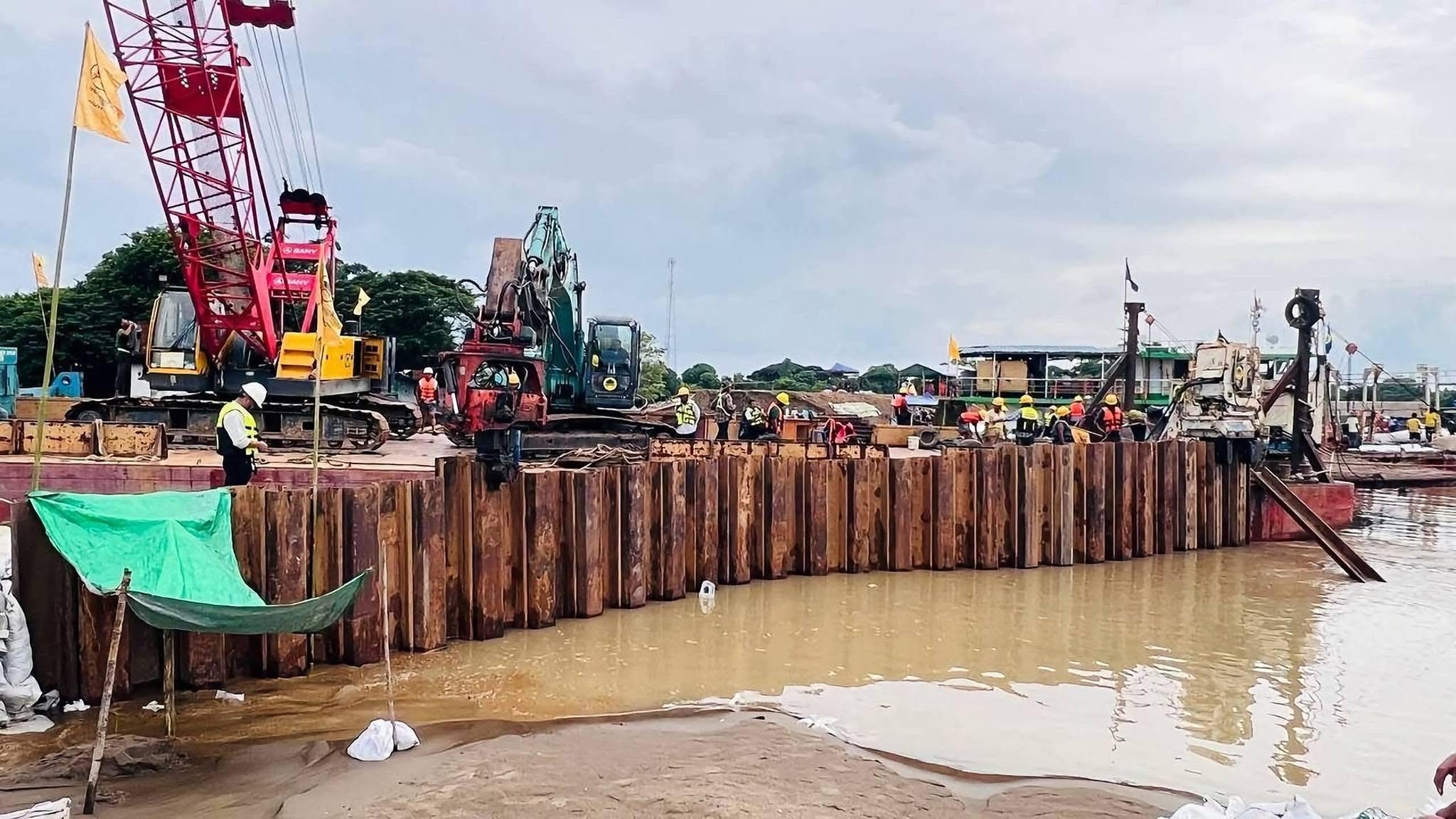 ငဝန်တာတမံ ရေကျော်နေမှုကို ထိန်းချုပ်ဖို့ လူဦးရေ ၄၀၀ နီးပါးဖြင့် ၂၄ နာရီ မနားတမ်း အရေးပေါ်ပြုပြင်နေ