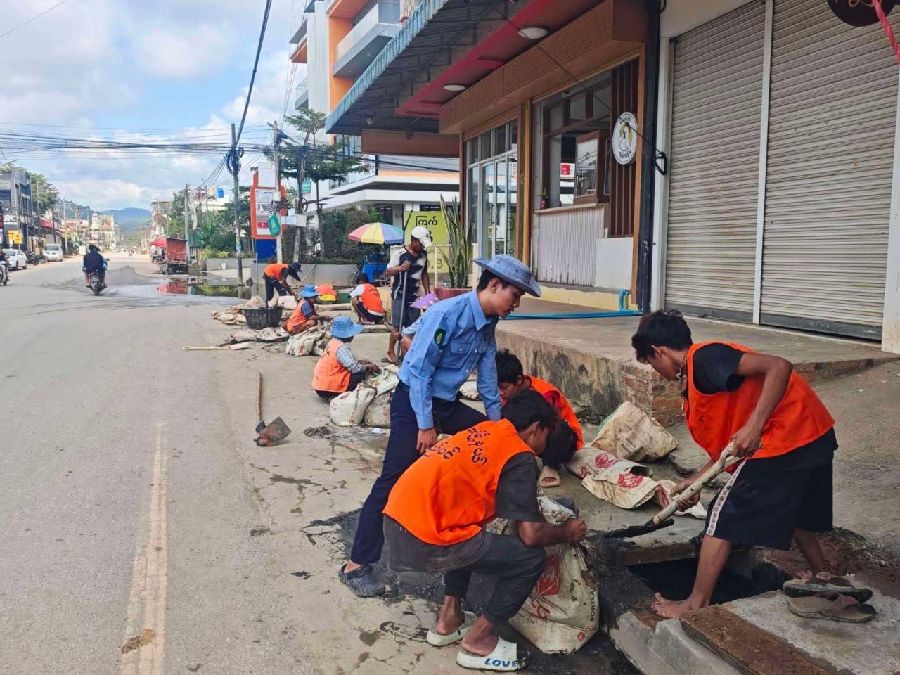တာချီလိတ်မြို့က မြို့ပတ်လမ်း မြောင်းရေလျှံနေမှုများကို ရေစီးရေလာကောင်းမွန်စေရေး စည်ပင် စတင်ရှင်းလင်း