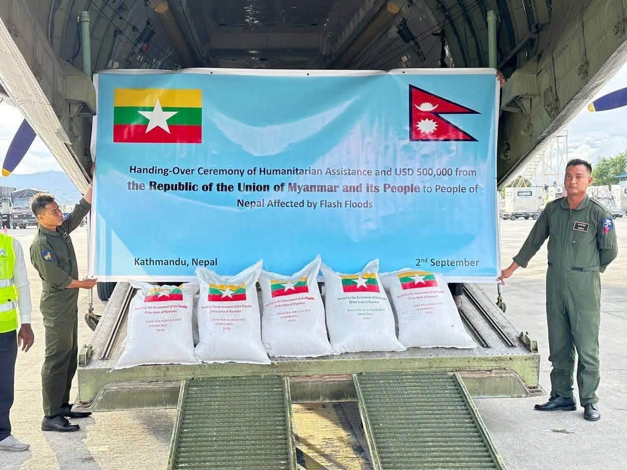 သဘာဝဘေးဒဏ် ခံစားနေရတဲ့ နီပေါ ရေဘေးသင့်ပြည်သူတွေထံ မြန်မာက ဒေါ်လာ (၅) သိန်းနဲ့ ပဲ (၈) တန် ကူညီထောက်ပံ့