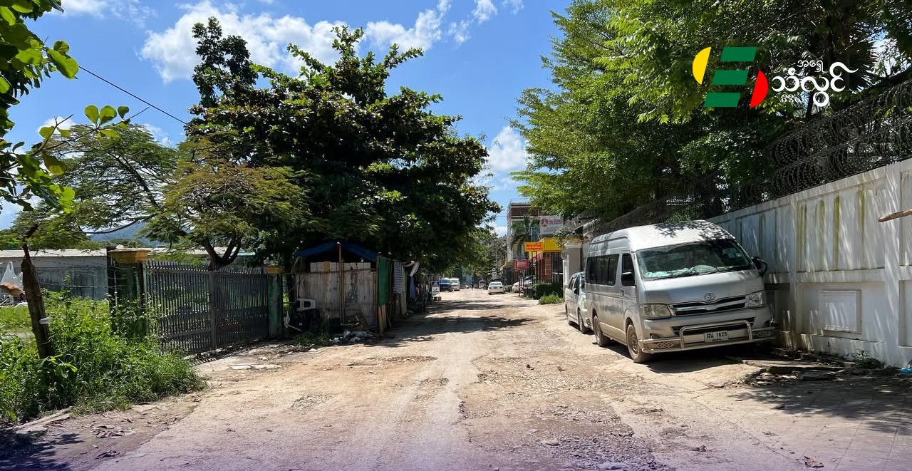 တာချီလိတ်မြို့ ရပ်ကွက်အချို့မှာ ရေနုတ်မြောင်းစနစ်တကျ မရှိတာတွေကြောင့် လမ်းများပျက်စီးနေတယ်လို့ ဒေသခံတို့ဆို