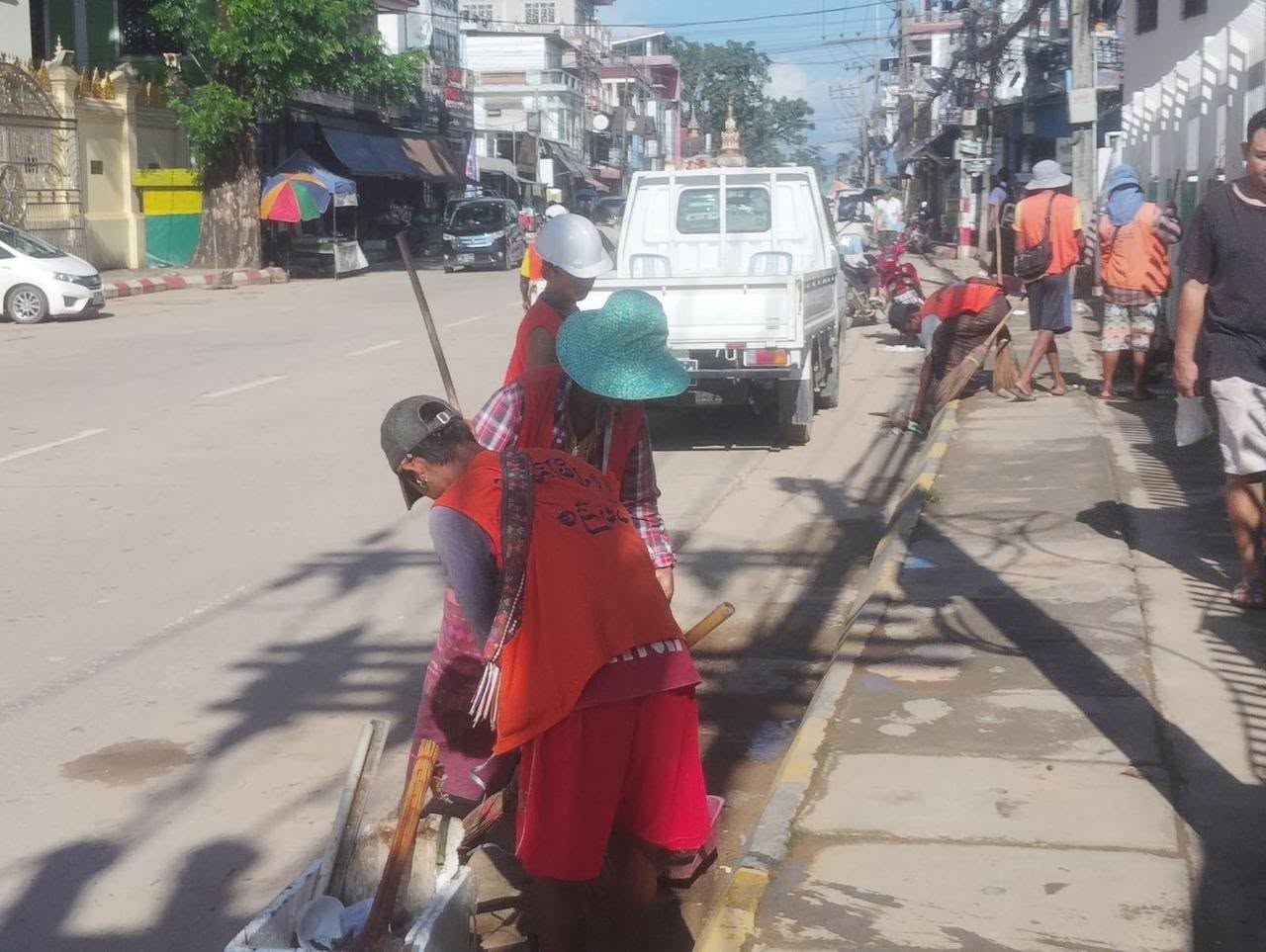 ရွှံ့ရေများ စည်ပင်မှ သန့်ရှင်းရေးလုပ်ပြီး မယ်ဆိုင်ချောင်းပေါက်သွားတဲ့ ရေတားနံရံ ပြန်လည်ပြုပြင်နေ