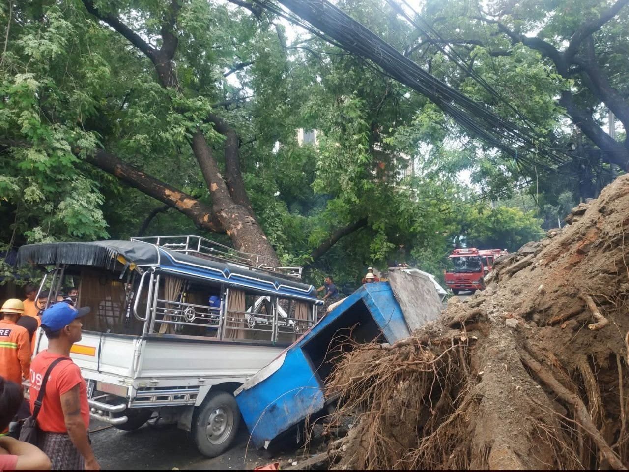 ရပ်ထားတဲ့ Light Truck ယာဥ်ပေါ် ကုက္ကိုပင် လဲကျပြီး ယာဥ်မောင်း အမျိုးသား ထိခိုက်ဒဏ်ရာရ