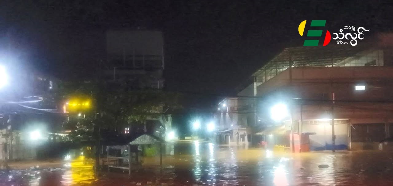 မယ်ဆိုင် ရေချောင်းဘေး သဲအိတ်နဲ့ ကာရံထားတဲ့ ရေထိန်းနံရံ ပြိုကျ