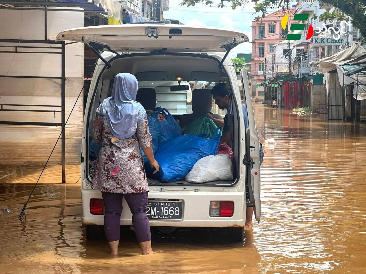 စက်တင်ဘာ ၁၀ ရက် ယနေ့နေ့လယ် ရှမ်းပြည်နယ် (အရှေ့ပိုင်း) မယ်ဆိုင်ချောင်းဖျား တောင်ပေါ်တွေမှာ မိုးသည်းထန်စွာရွာသွန်းနေတဲ့အတွက် တာချီလိတ်မြို့မှာ မိုးမရွာဘဲ ရပ်ကွက်အချို့မှာ ရေများဝင်ရောက်လာ
